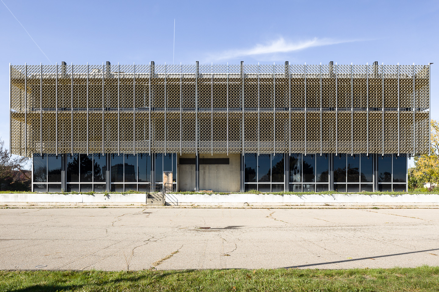 Exterior photograph of Reynolds Metals building in Detroit, Michigan by architect Minoru Yamasaki.
